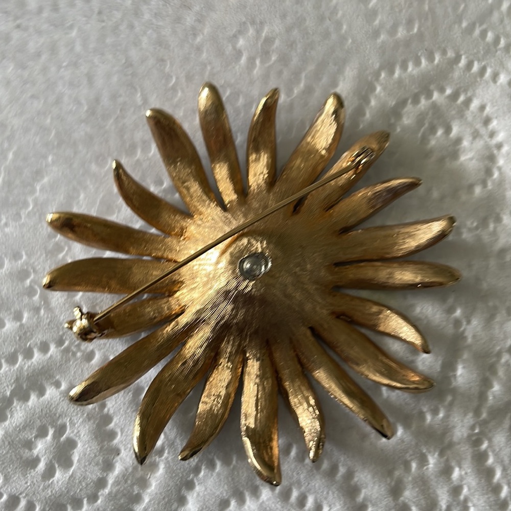 Sarah Coventry Daisy Brooch - Picture 2 of 2